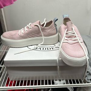Brand New Steve Madden Brodie Shoes in Pink